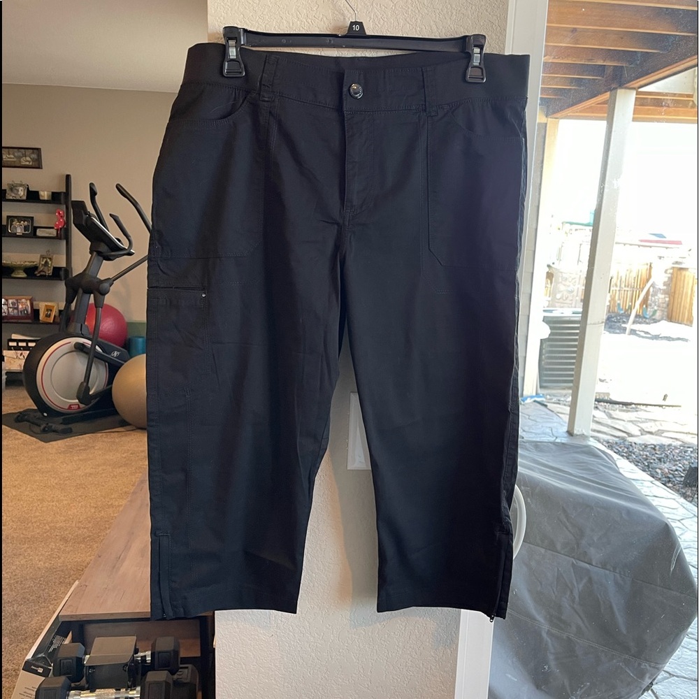 Lee Relaxed Fit Black Elastic zippered snap waist cotton crop pants. Size 16